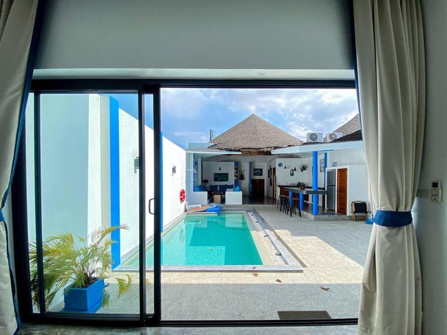 Magritte - Balinese Style Cosy